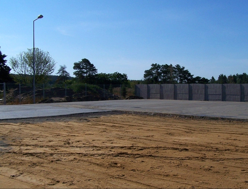 Plac betonowy w trakcie budowy.